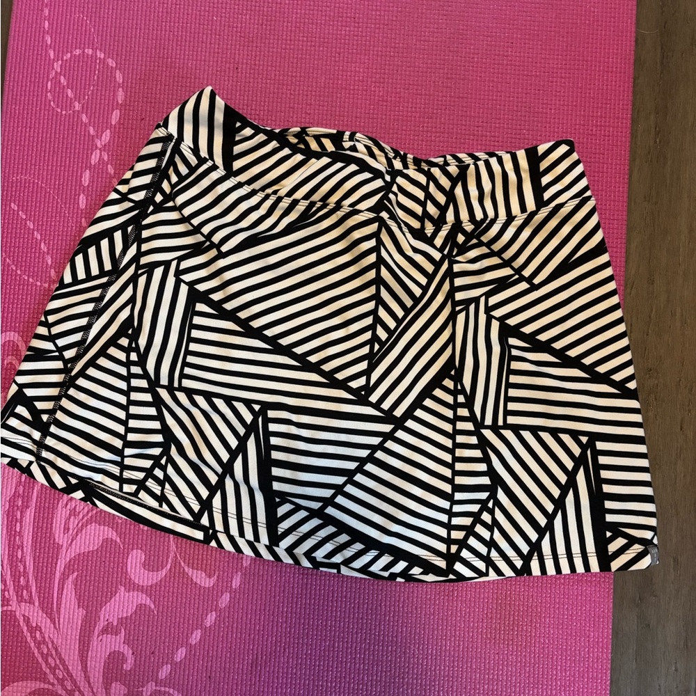 Title Nine Black & White Geometric Mini Skirt